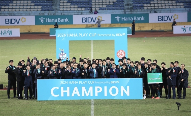 Daejeon Hana Citizen FC coaches and players win the first Hana Play Cup 2024 on January 27 in Hanoi. (Photo of Vietfootball)