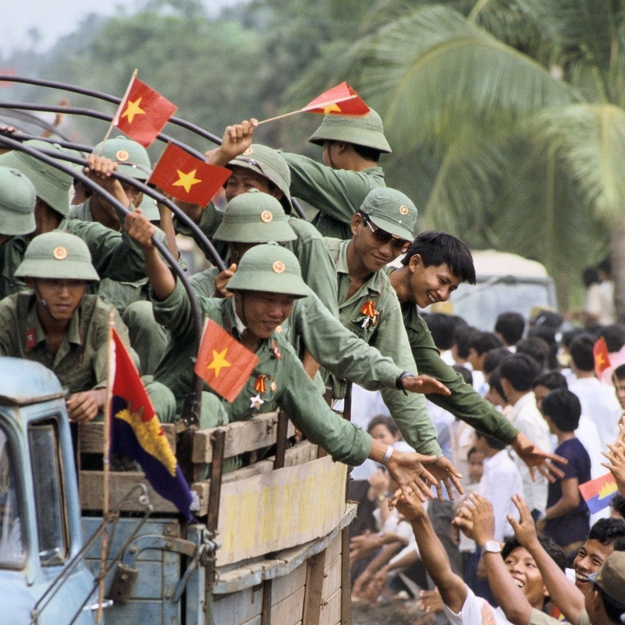 Quân tình nguyện Việt Nam rời khỏi Campuchia tháng 9/1989 trong sự bịn rịn, lưu luyến của người dân nước bạn. Ảnh: Chip HIRES/Gamma-Rapho/Getty.