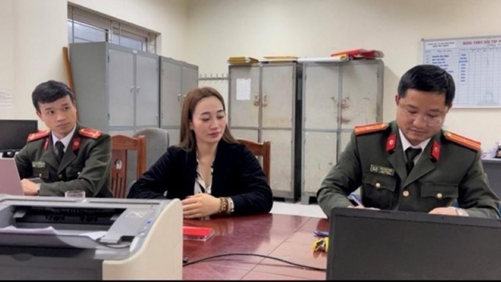 Trương Thị Hương tại cơ quan công an. (Ảnh: CA Thị xã Kinh Môn)