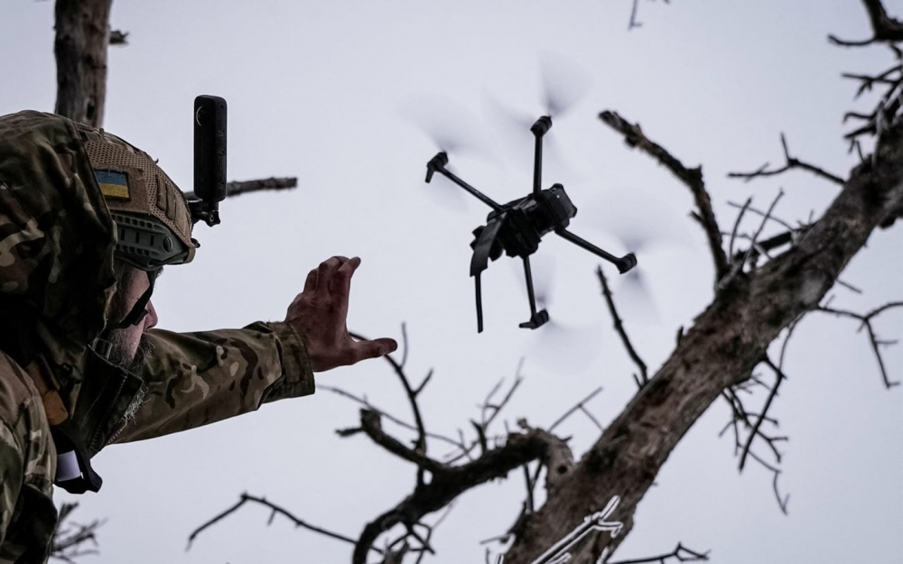 UAV Ukraine và quân nhân Ukraine điều khiển UAV. Ảnh: Reuters.