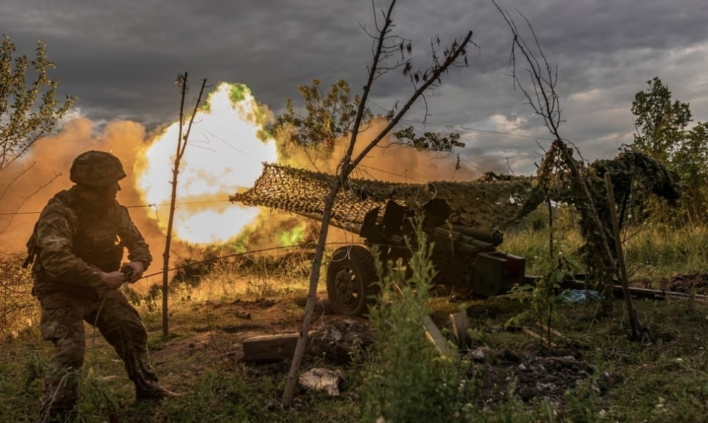 Binh lính Ukraine khai hỏa theo hướng Bakhmut. Ảnh: Getty