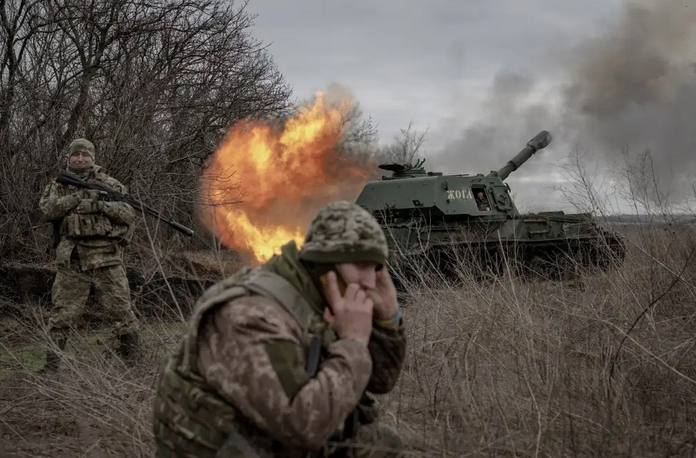 Binh lính Ukraine khai hỏa về phía Nga ở Avdiivka. Ảnh: Getty