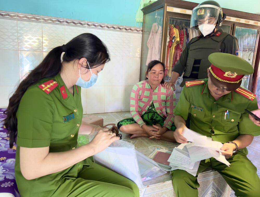 Cơ quan công an khám xét nơi ở của đối tượng Châu Thị Tròn- (Ảnh Trọng Nguyễn)