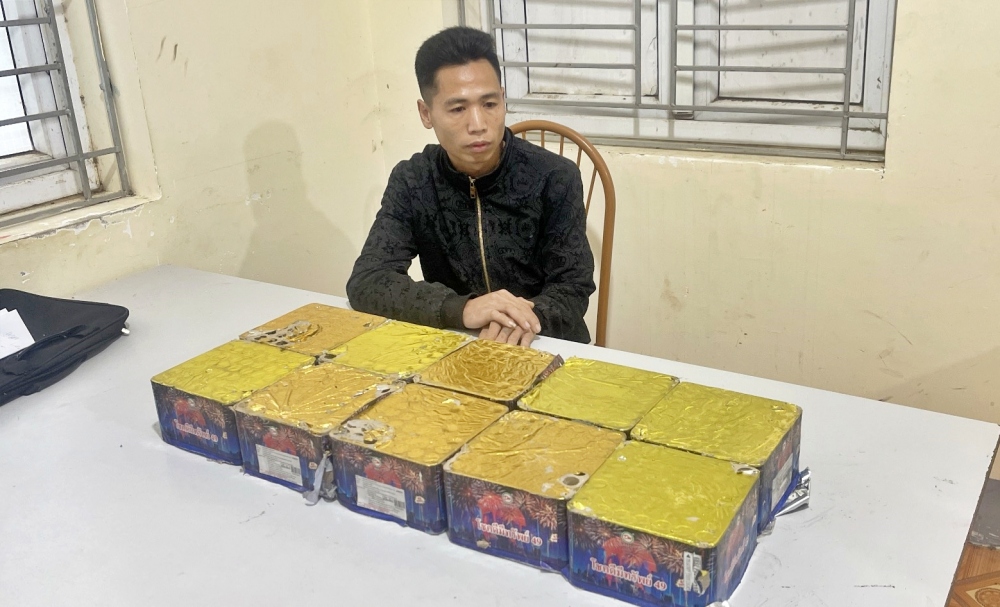  Lò Văn Thanh cùng tang vật.