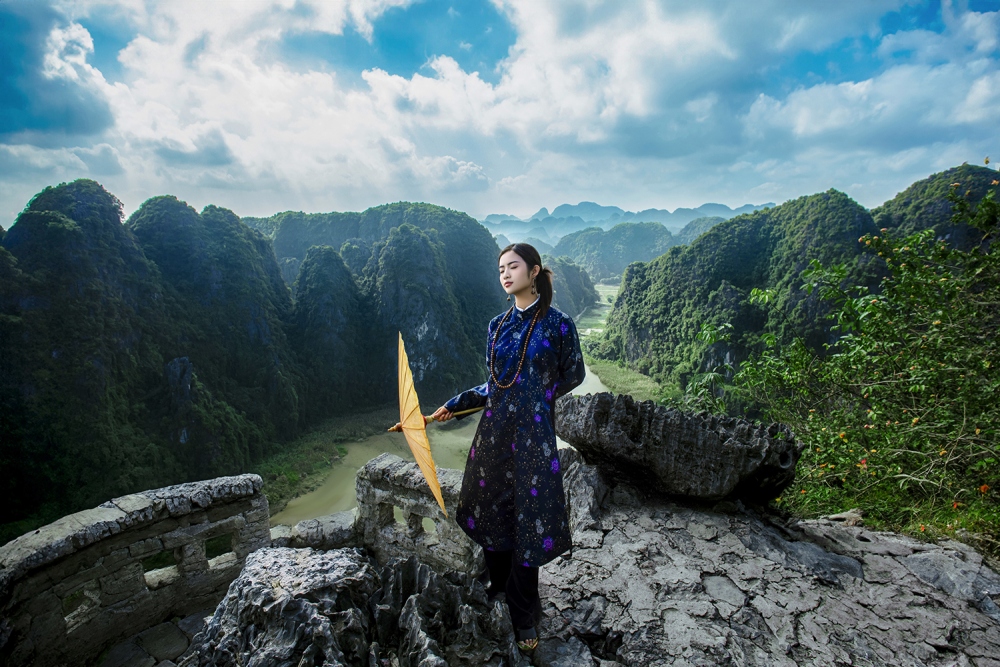 Hang Múa là điểm check in yêu thích của nhiều du khách.