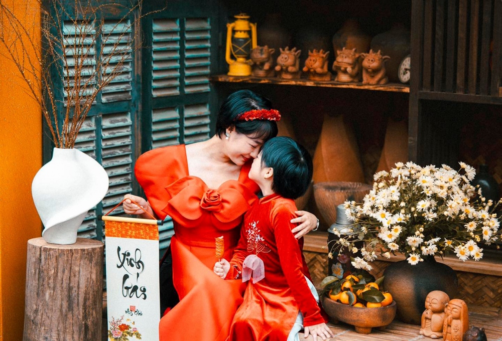 Thoả sức thả dáng sống ảo với những bộ áo dài tại Hội Tết tân thời