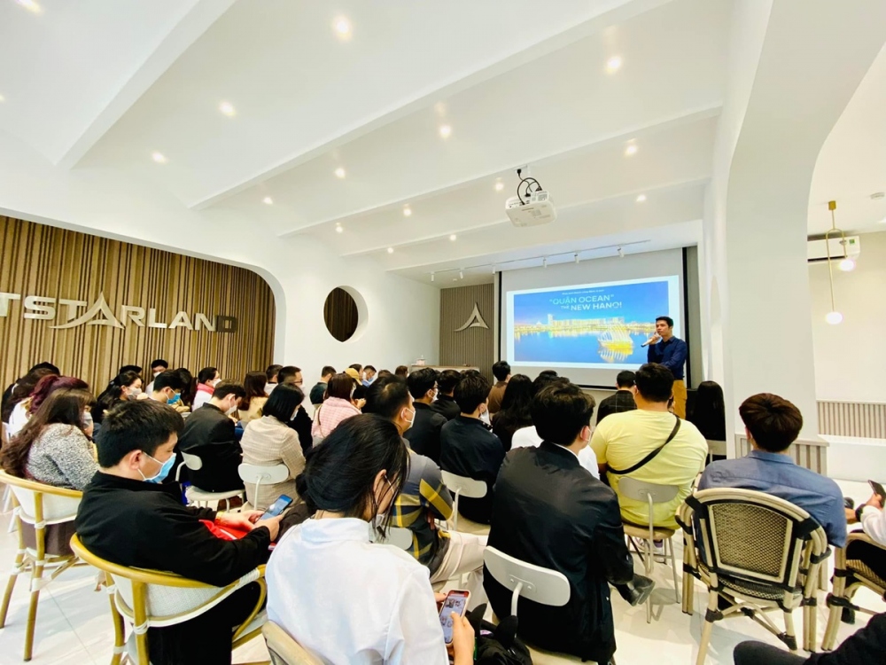 Đội ngũ nhân viên môi giới thế hệ mới thường xuyên được tham gia các khoá đào tạo sản phẩm chuyên sâu để nâng cao năng lực, am hiểu sản phẩm ở mọi phân khúc thị trường