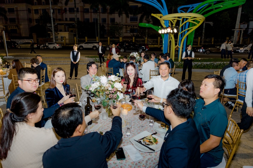 Không gian ấm cúng ở đêm tiệc “Royal Dining - Dạ tiệc Hoàng gia” tại Vincom Shophouse Royal Park