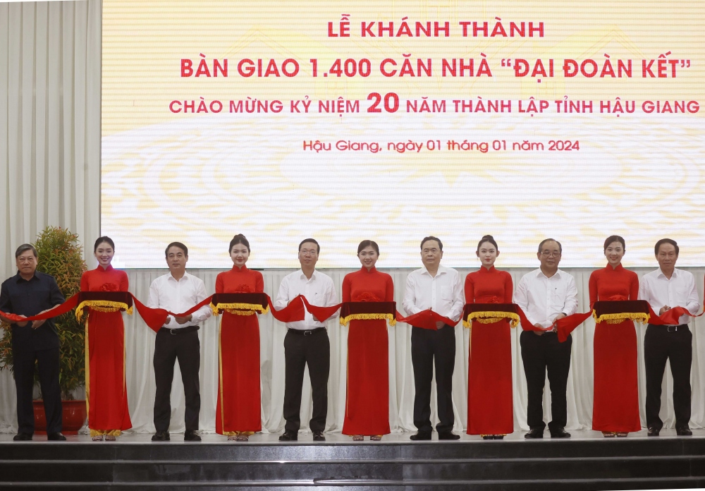 Chủ tịch nước dự Lễ bàn giao 1.400 nhà Đại đoàn kết tại tỉnh Hậu Giang