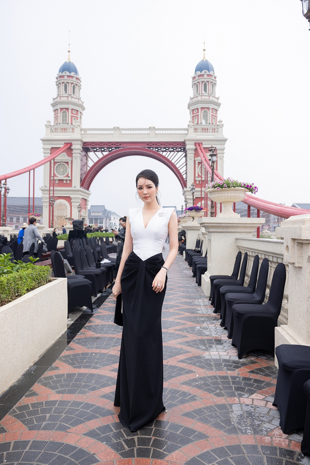 Á hậu Thụy Vân diện bộ đầm đen trắng quyến rũ tại sự kiện.