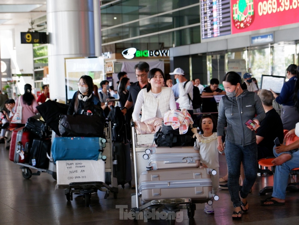 Many flights from Japan, Dubai, the Netherlands, and several Southeast Asian countries have landed at Tan Son Nhat International Airport in recent days, carrying plenty of passengers who are Vietnamese nationals living abroad.
