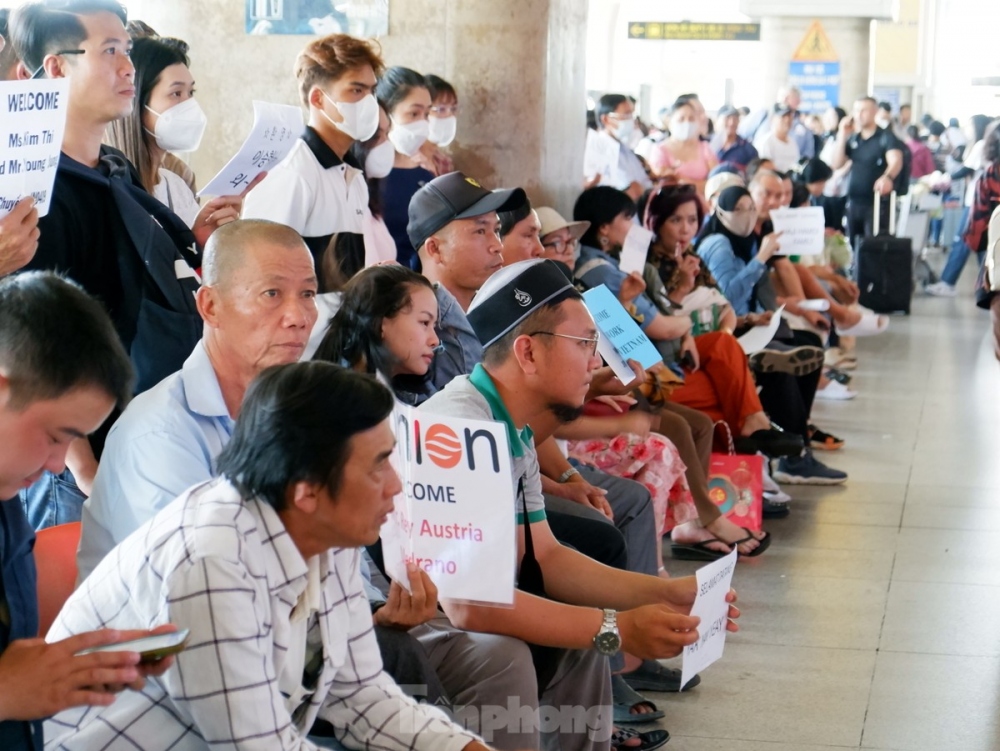 The airport has become crowded as Tet comes near.