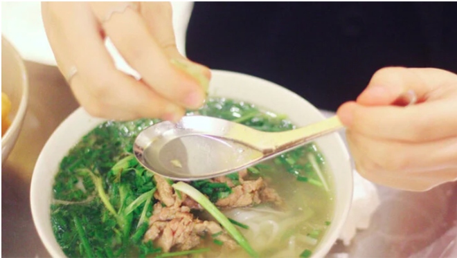Ăn phở bò có nên vắt chanh không là thắc mắc chung của rất nhiều người. (Ảnh minh hoạ)