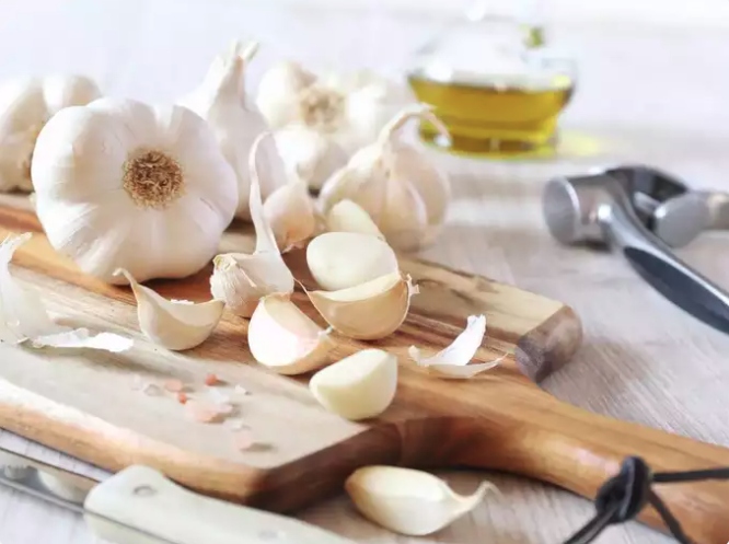 Sức khỏe hô hấp: Tỏi phát huy tác dụng trong hỗ trợ sức khỏe hô hấp. Đặc tính kháng khuẩn của nó giúp chống lại nhiễm trùng đường hô hấp và giảm bớt các triệu chứng như ho và nghẹt mũi, cung cấp một phương thuốc tự nhiên trong mùa đông khi các vấn đề về hô hấp phổ biến hơn.