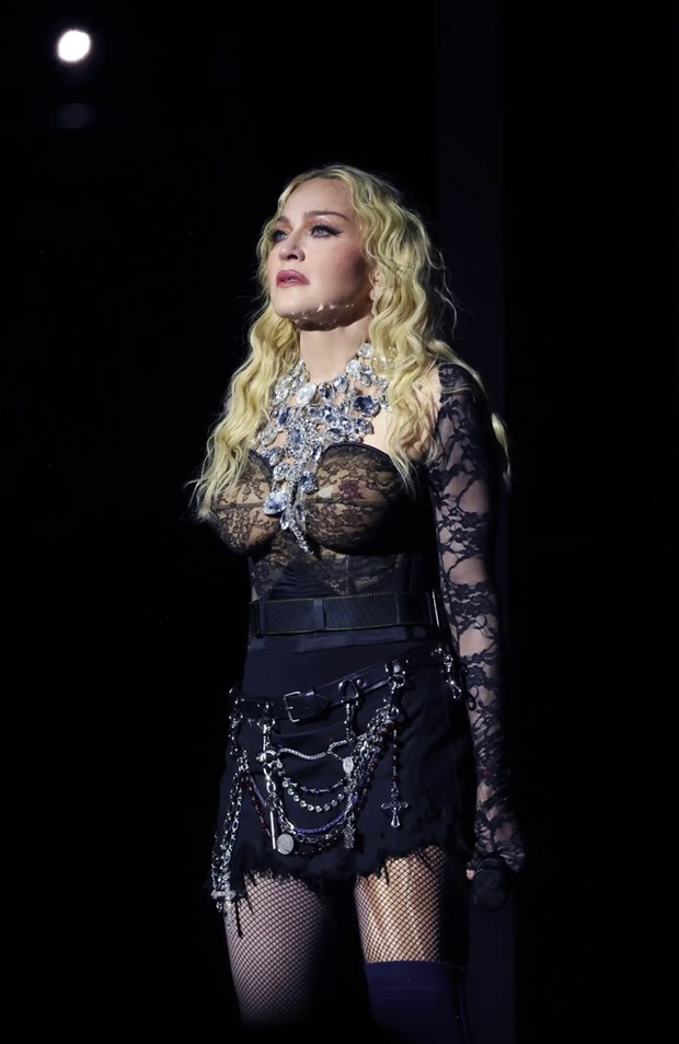 Dư luận chỉ trích mạnh mẽ sự chậm trễ của biểu tượng nhạc pop Madonna