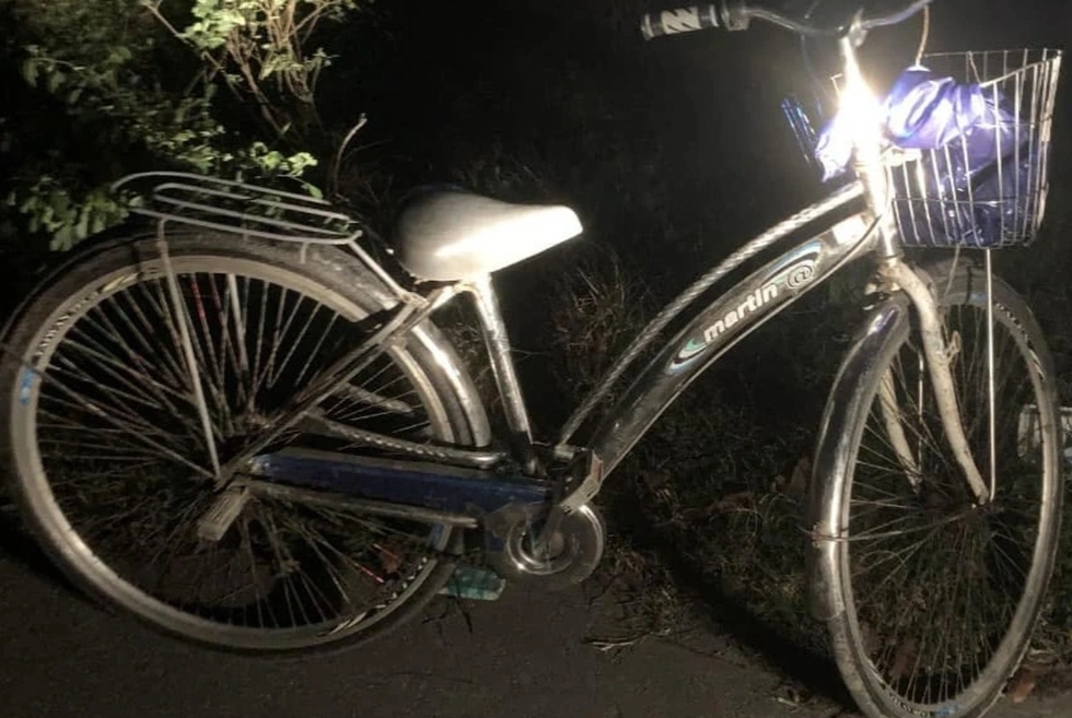 Chiếc xe đạp của bé trai được