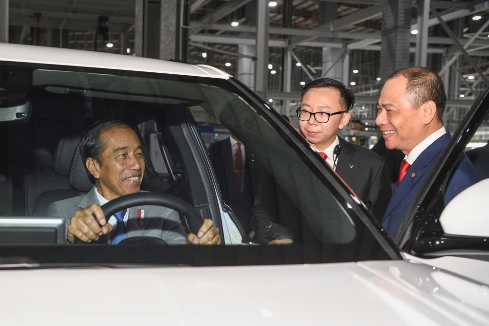 Tổng thống Joko Widodo tìm hiểu mẫu ô tô điện VinFast