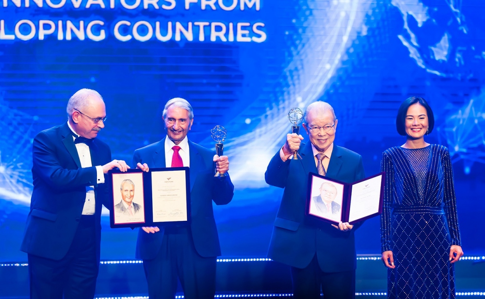 Giải Đặc biệt VinFuture 2023 dành cho Nhà khoa học đến từ các nước đang phát triển đã vinh danh GS. Võ Tòng Xuân (nhà khoa học người Việt đầu tiên đạt Giải thưởng VinFuture) và GS. Gurdev Singh Khush (người Mỹ gốc Ấn)