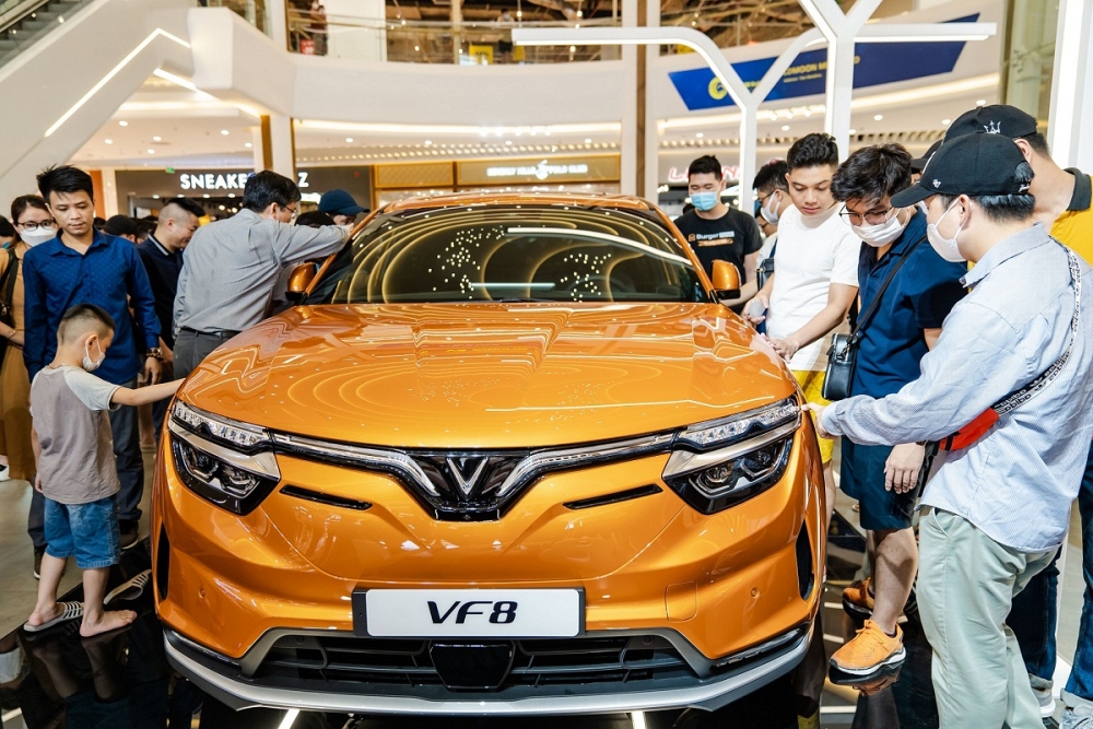 Nhiều khách hàng tò mò, khám phá VF 8