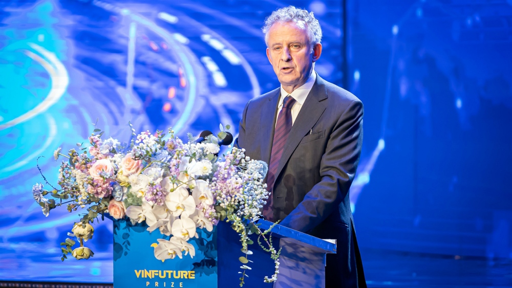 GS. Richard Henry Friend, Chủ tịch Hội đồng Giải thưởng VinFuture phát biểu tại Lễ trao giải VinFuture 2023