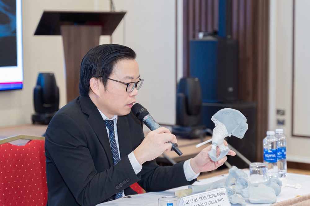 GS.TS.BS Trần Trung Dũng, Giám đốc Trung tâm Chấn thương chỉnh hình Vinmec chia sẻ quá trình điều trị với những mô hình minh họa được sử dụng trực tiếp