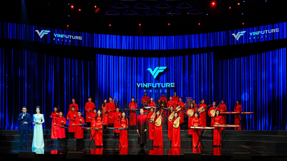 Tối 20/12, Lễ trao giải VinFuture năm 2023 đã diễn ra tại Nhà hát Hồ Gươm (Hà Nội) quy tụ các nghệ sĩ đẳng cấp và hàng trăm nhà khoa học hàng đầu thế giới