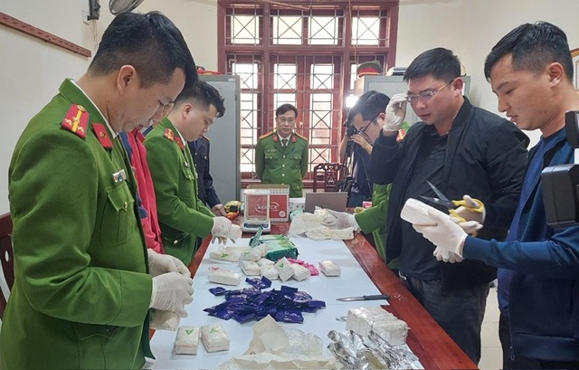 Cơ quan điều tra mở niêm phong tang vật.
