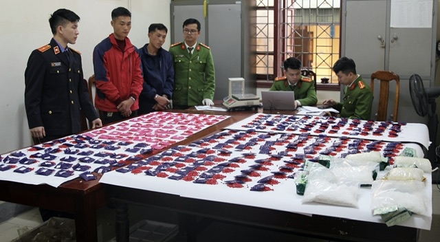Hai đối tượng cùng tang vật tại cơ quan điều tra.