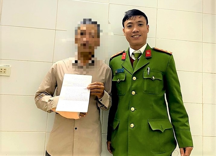 Đại diện gia đình cô gái được giải cứu gửi lời cảm ơn đến Đại úy Hà.