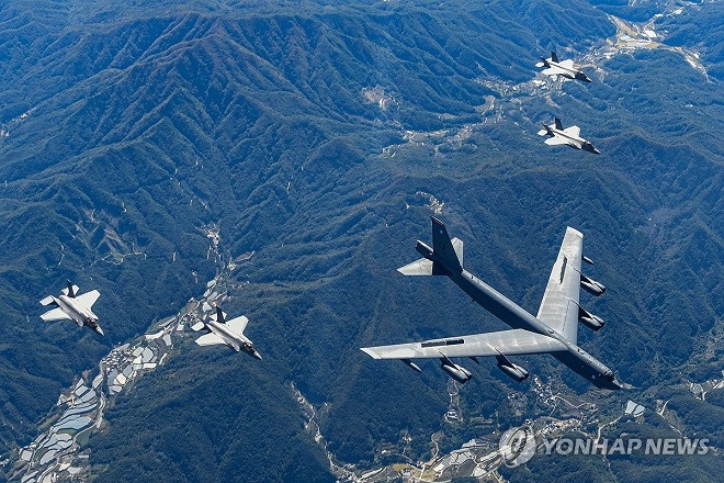 Máy bay ném bom B-52 Mỹ tập trận cùng các tiêm kích F-35A của Hàn Quốc. Ảnh: Yonhap