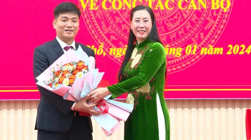 Bà Bùi Thị Quỳnh Vân, Bí thư Tỉnh ủy Quảng Ngãi tặng hoa chúc mừng ông Đỗ Tâm Hiển.