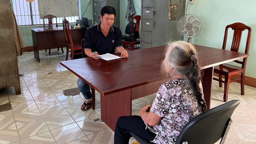 Bà Hoàng Thị Thu làm việc với Công an huyện Lộc Ninh (ảnh: CA)