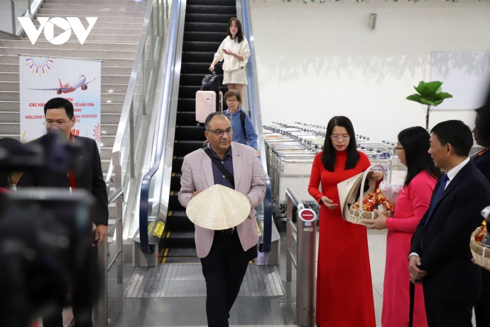 Bà Nguyễn Thị Ánh Hoa, Giám đốc Sở Du lịch TP.HCM chào đón và tặng quà cho những du khách đầu tiên đến TP.HCM trong năm 2024