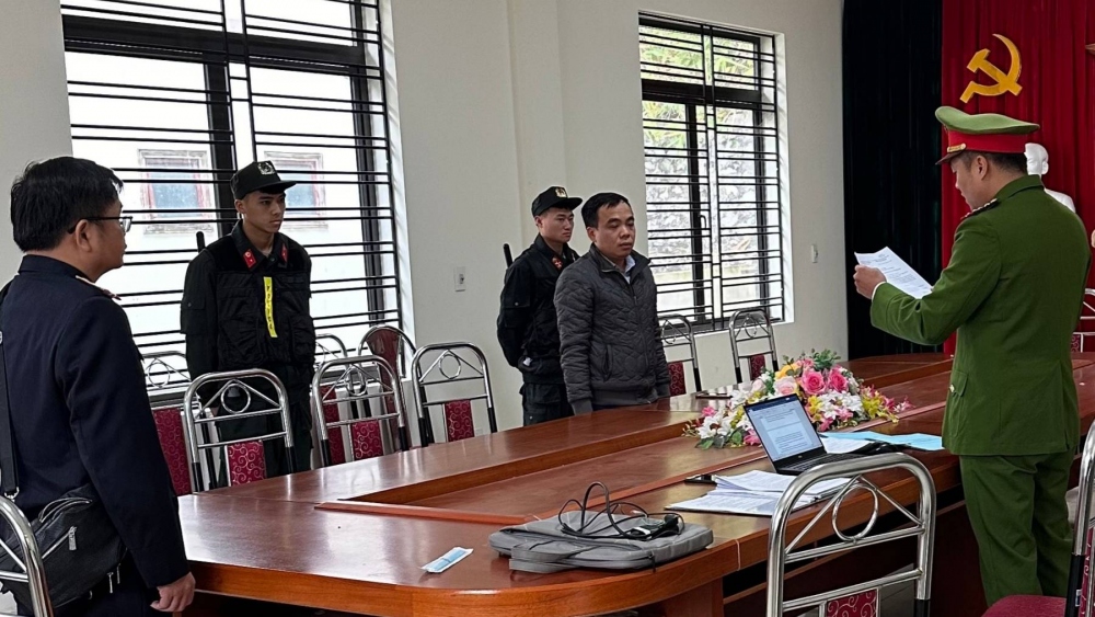 Tống đạt quyết định khởi tố, bắt tạm giam đối với Mạc Văn Cầu
