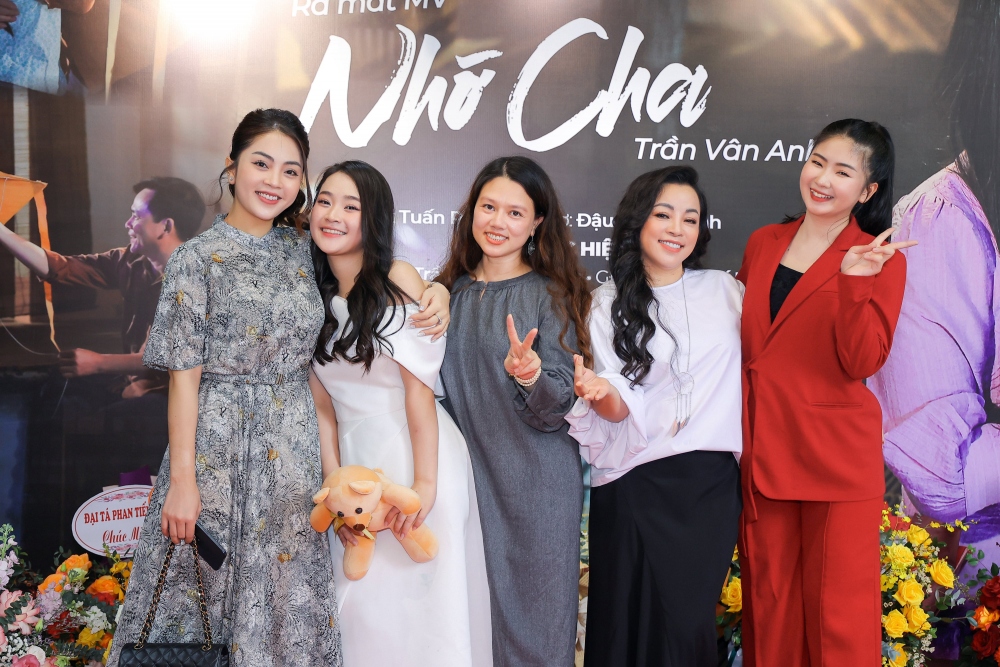 Đông đảo bạn bè đến chúc mừng Vân Anh ra MV đầu tay.