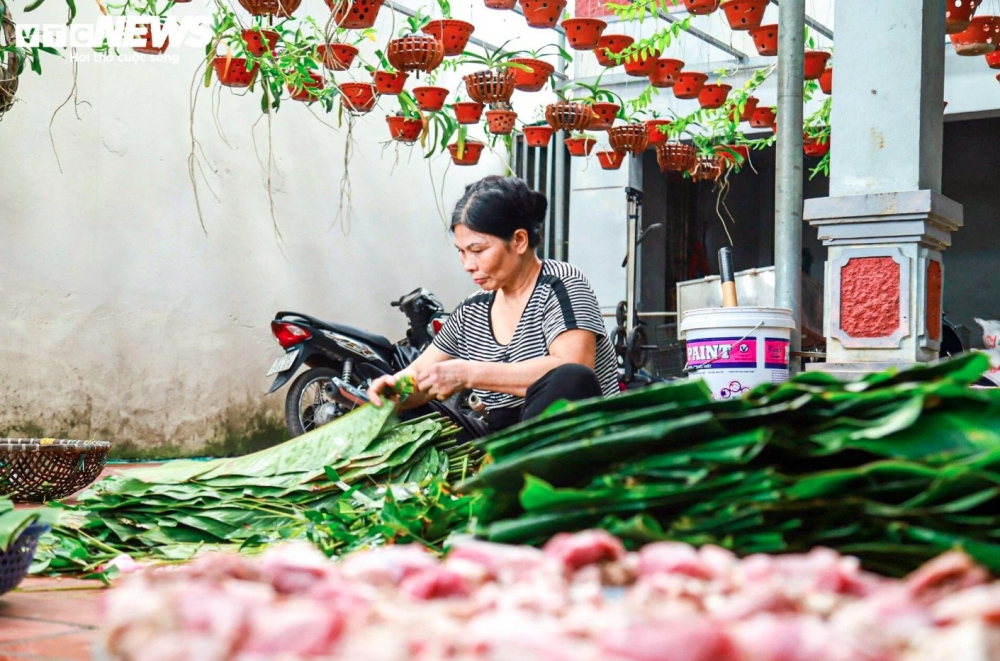 The main ingredients in the delicacy incluude glutinous rice, pork, and green beans wrapped square in broad-blade leaves that give the rice a green colour after about 12 hours of boiling.