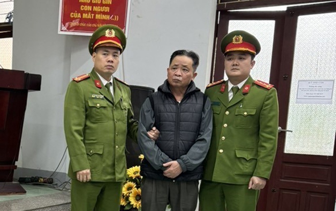 Cơ quan Cảnh sát điều tra Công an tỉnh Hà Giang thi hành lệnh bắt tạm giam đối với bị can Trần Tiến Bằng. Ảnh: TTXVN