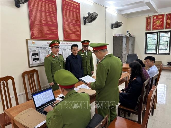 Cơ quan Cảnh sát điều tra Công an tỉnh Hà Giang thi hành lệnh bắt tạm giam đối với bị can Trần Tiến Bằng. Ảnh: TTXVN