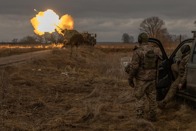 Binh sỹ Ukraine khai hỏa lựu pháo Archer về phía Nga. Ảnh: AFP.