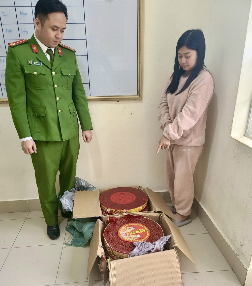 Bế Thanh Tâm cùng tang vật là hơn 20kg pháo nổ bị thu giữ