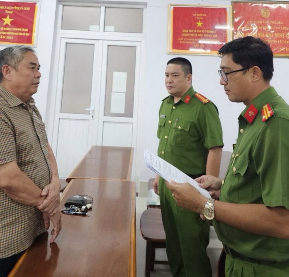 Cơ quan CSĐT Công an tỉnh Bạc Liêu tống đạt các quyết định tố tụng đối với bị can Trần Xuân Hiền - Phó Giám đốc Công ty TNHH tư vấn Việt Hà. Ảnh: Công an cung cấp