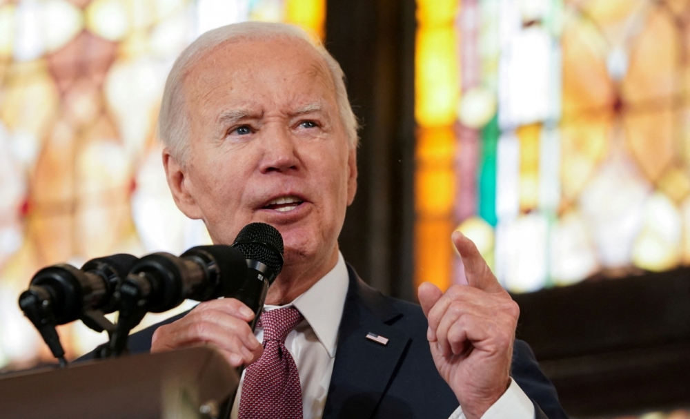 Tổng thống Joe Biden nghe báo cáo về vụ tấn công tiền đồn của Mỹ ở Jordan, ngày 29/1/2024. Ảnh: Reuters