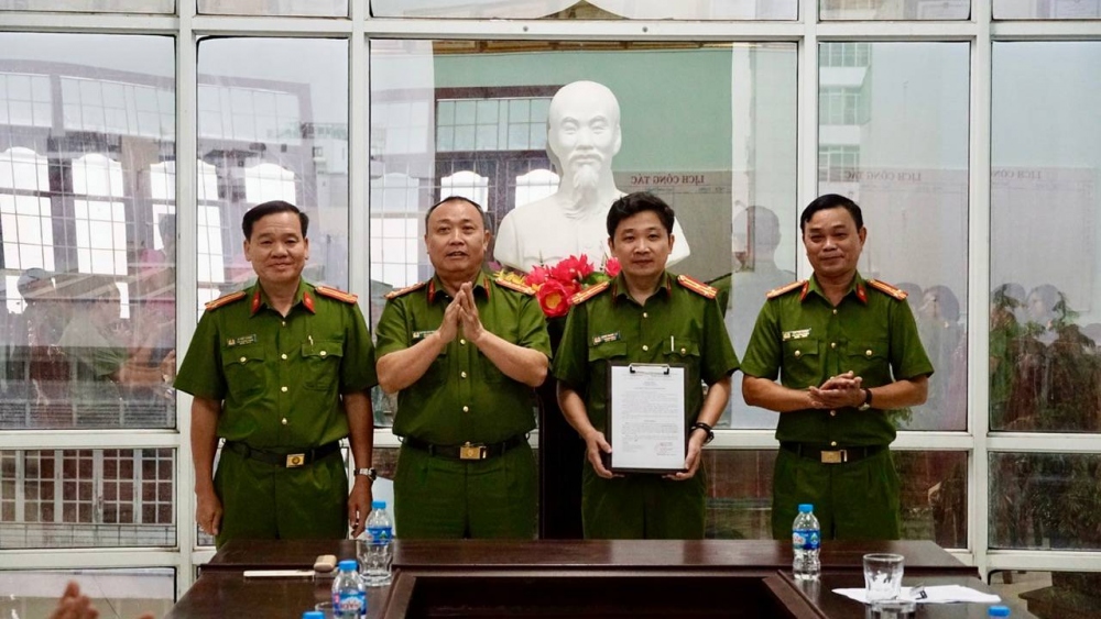 Đại tá Huỳnh Bảo Nguyên (thứ 2 từ trái sang) trao quyết định khen thưởng cho Phòng Cảnh sát điều tra tội phạm về ma túy, Công an tỉnh Bình Định. Ảnh: Kiều Anh