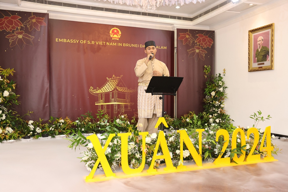 Ca sĩ người Brunei Muiz Bakar hát các bài hát về Việt Nam