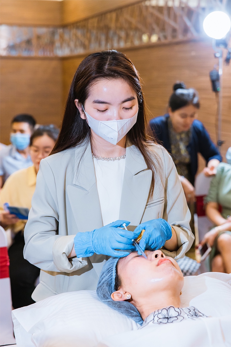Trên trang cá nhân, BS Trinh đã hướng dẫn mọi người cách chăm sóc da để tránh các vấn đề về mụn, nám, da không đều màu... bằng các phương pháp đơn giản, an toàn, không xâm lấn - Ảnh: NVCC