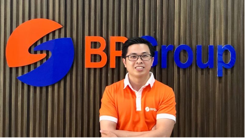 Đại diện Công ty Du lịch BestPrice - nhà tài trợ đặc biệt của Lễ đón tiếp những du khách đầu tiên đến TP.HCM trong năm 2024.