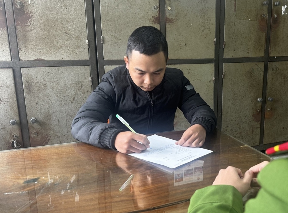 Bùi Đức Bình tại Cơ quan điều tra Công an thành phố Đồng Hới.