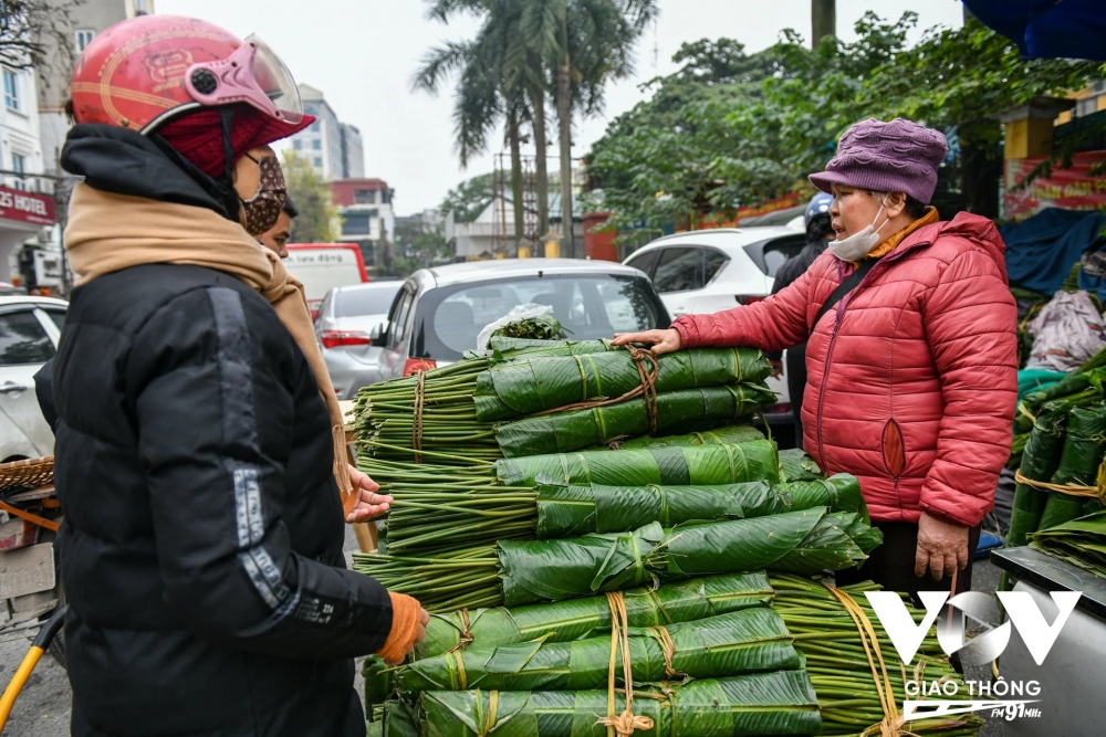 Ngày 20 tháng Chạp, nhiều người đã tới chợ tìm mua lá dong, lá chuối, lạt về gói bánh, gói giò