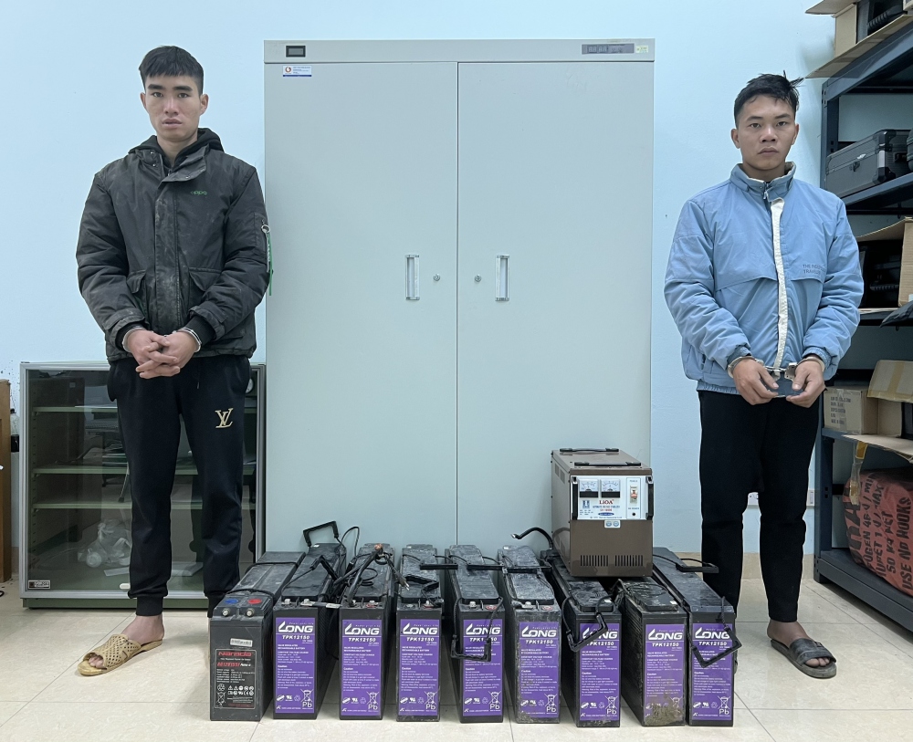 Các đối tượng Nông Văn Chinh và Dương Văn Huỳnh cùng vật chứng tại cơ quan Công an