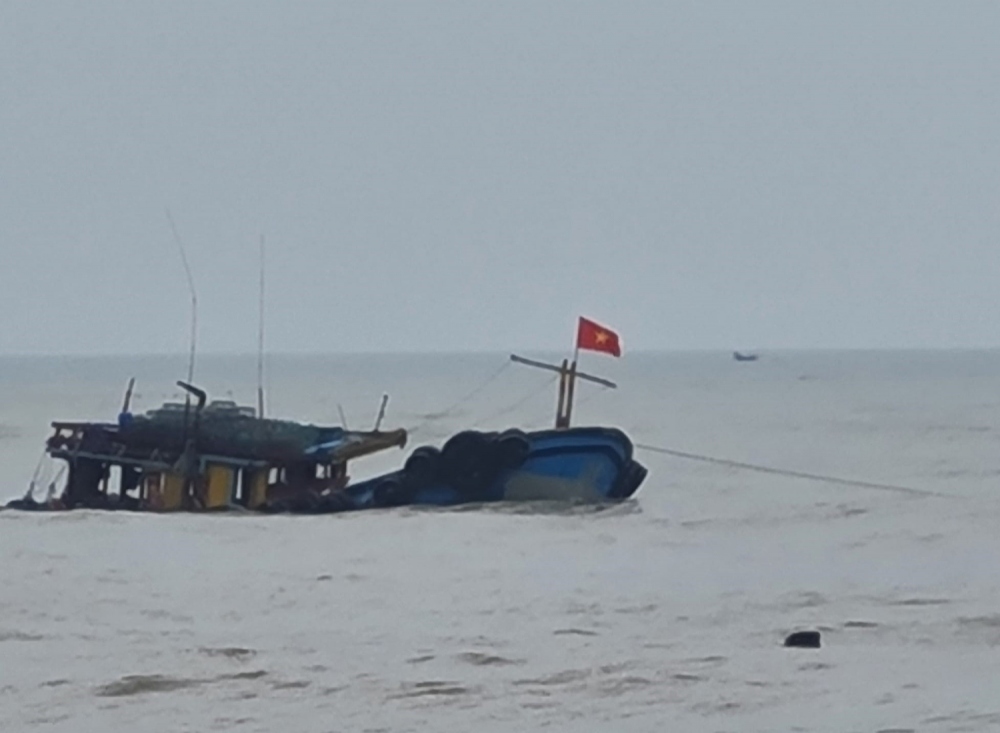 Các lực lượng và tàu cá của ngư dân đang tìm kiếm các ngư dân mất tích trên tàu cá bị chìm (Ảnh minh họa)